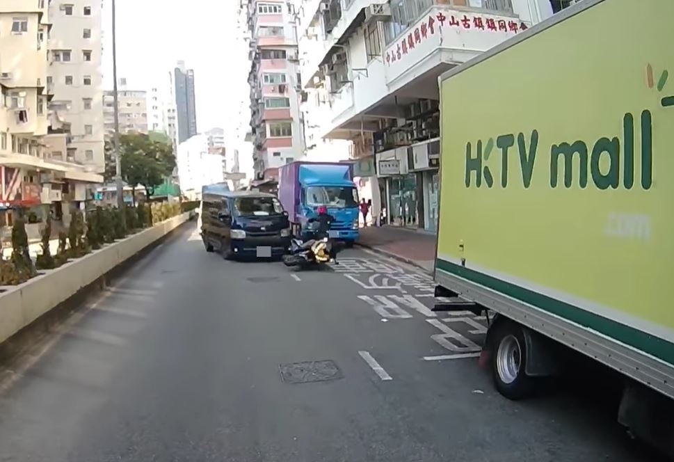 鐵騎士人仰車翻。fb車cam L（香港群組）影片截圖
