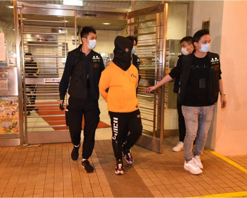 警方今日在梨木樹邨拘捕一名男子,涉嫌販運合共市值約100萬元的毒品。黃文威攝