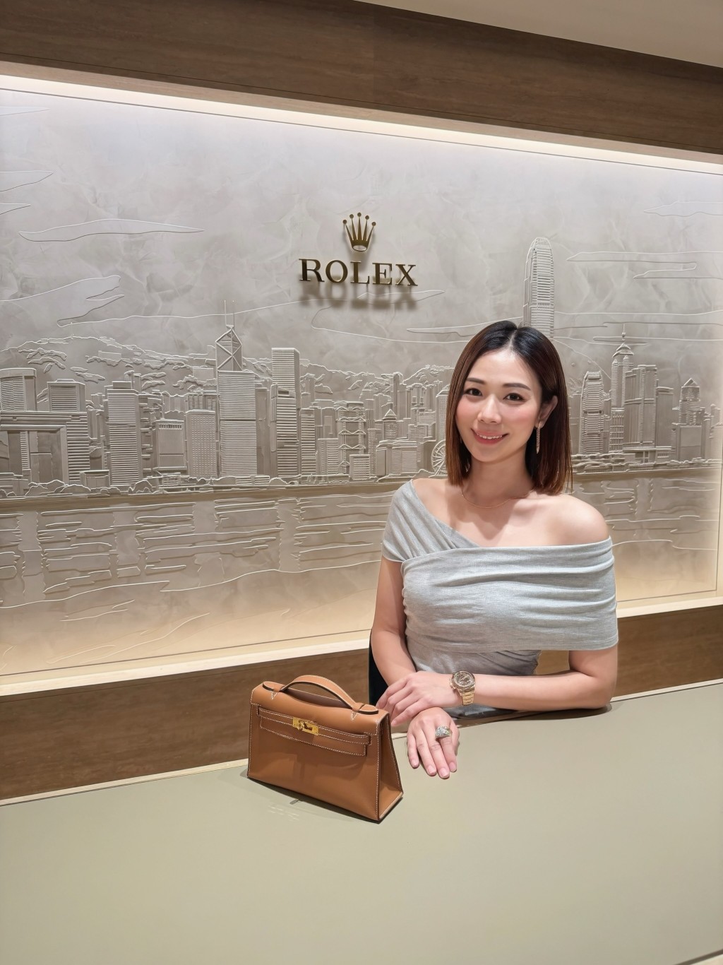 楊秀惠拎住愛馬仕手袋。