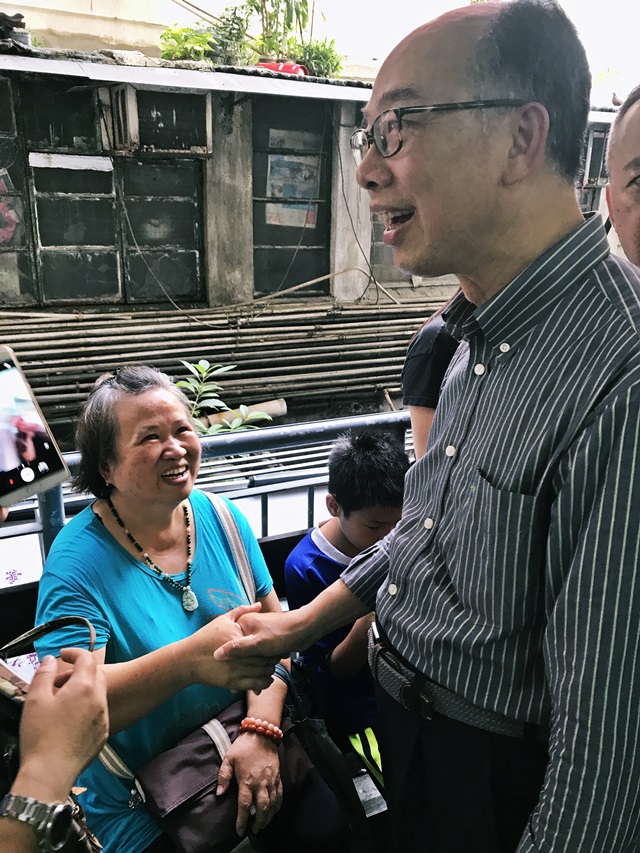 陳帆與市民握手。