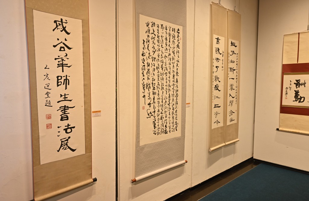「香港書藝會30周年會員作品展」展出戚谷華及其學生超過130幅作品。