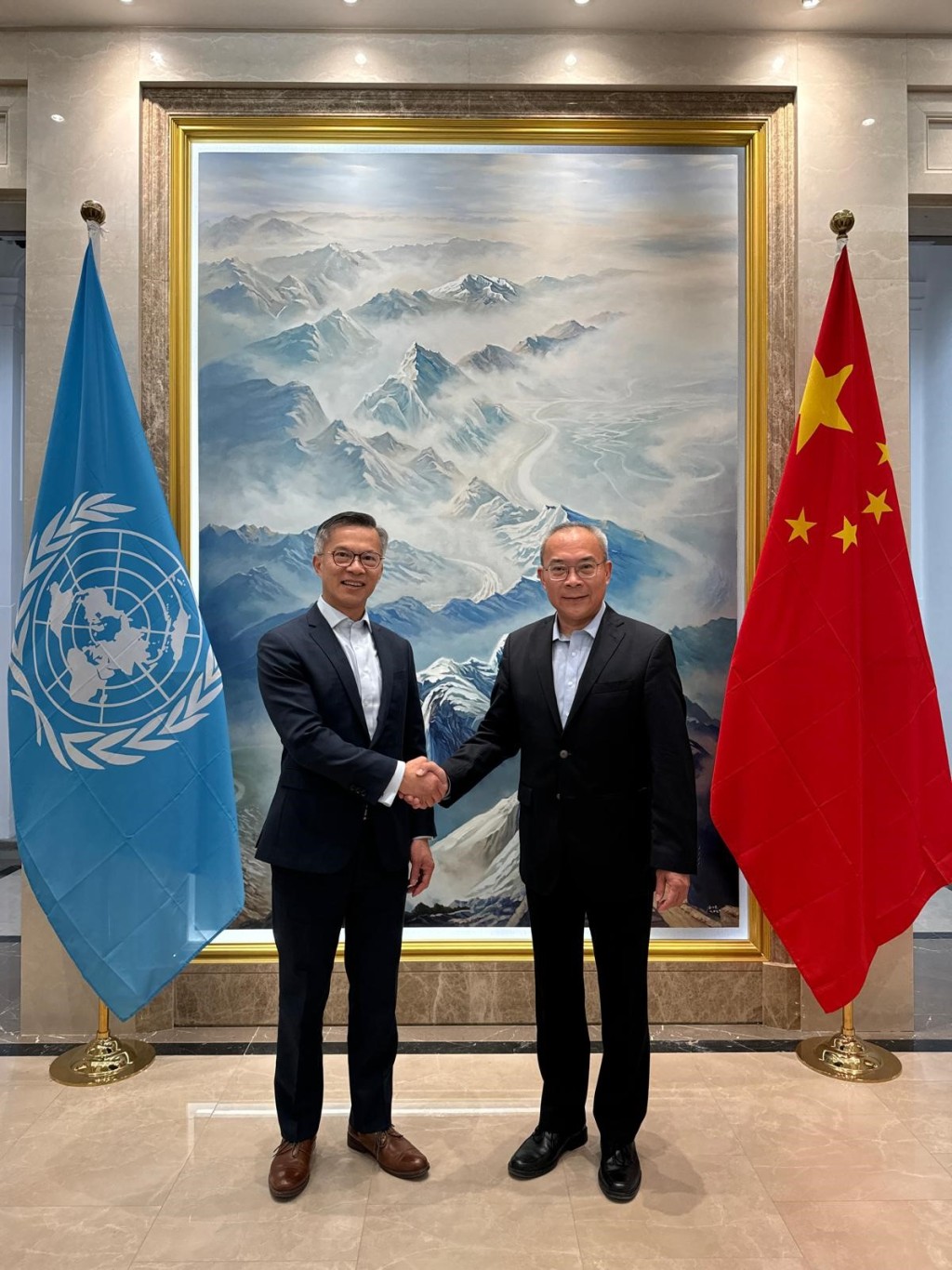 丘树春(左)与中国常驻维也纳联合国办事处和其他国际组织代表、特命全权大使李松会面。廉署图片