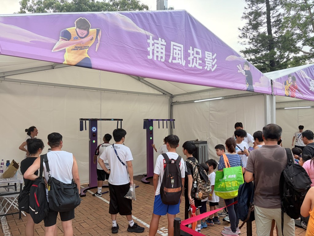 現場設有體育及足球技術攤位遊戲,馬會義工隊提供扭氣球服務,以及面部彩繪攤位。 現場設有體育及足球技術攤位遊戲,馬會義工隊提供扭氣球服務,以及面部彩繪攤位。