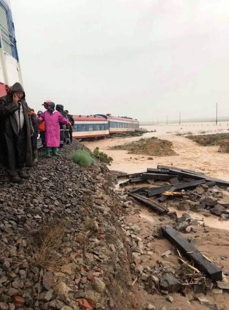 近日暴雨導致的洪水沖毀鐵路路基造成列車脫軌。