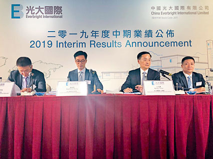 光大國際中期多賺至26.3億元,惟每股盈利跌一成。圖為光大國際行政總裁王天義(右二)。