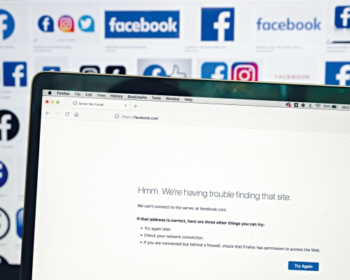 facebook周一大死機,圖為加州一名網民無法打開facebook主頁。