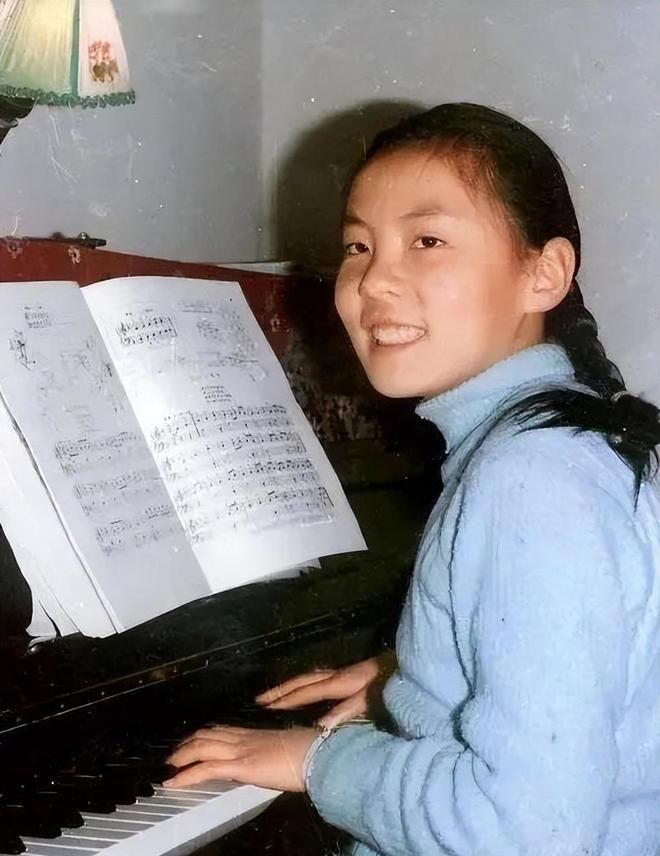 年輕時的朱令不僅多才多藝，而且自幼學習古琴，是清華學生樂團和民樂團的絕對骨幹。