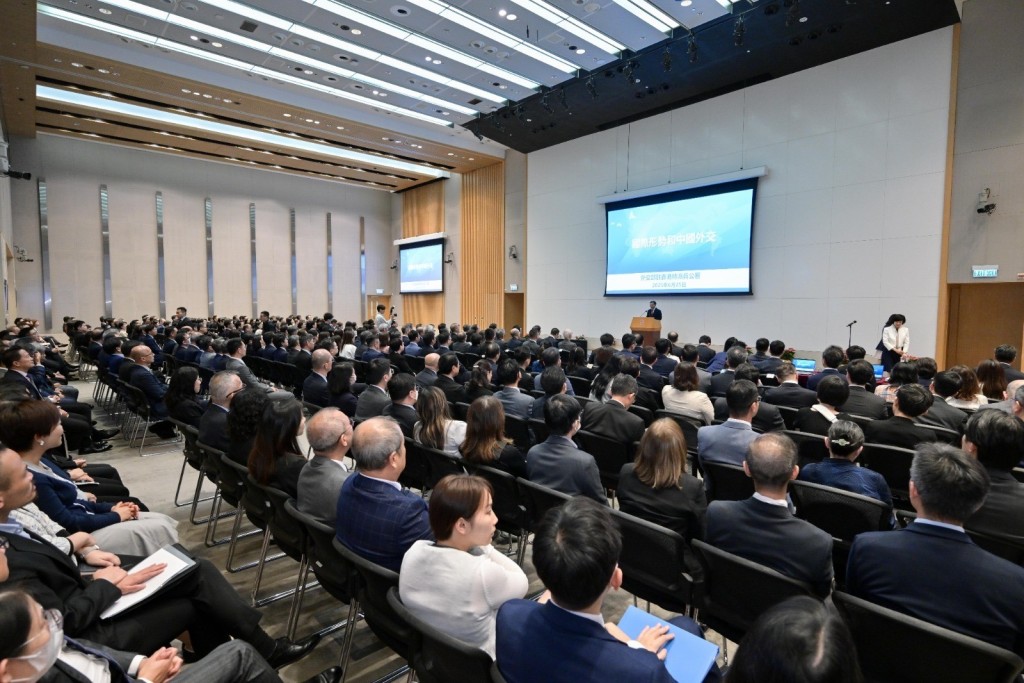 公務員學院與外交部駐港特派員公署合辦2025年度國際形勢和中國外交專題報告會，由公署特派員崔建春主講。
