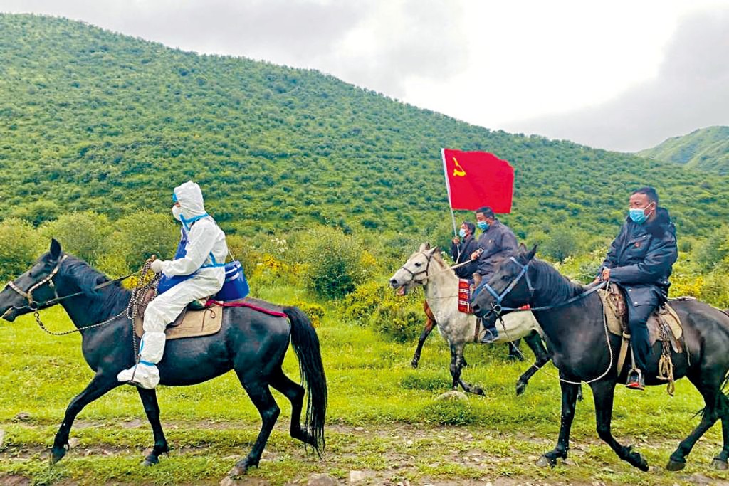 防疫人员骑马上高原，为牧民进行核酸检测。