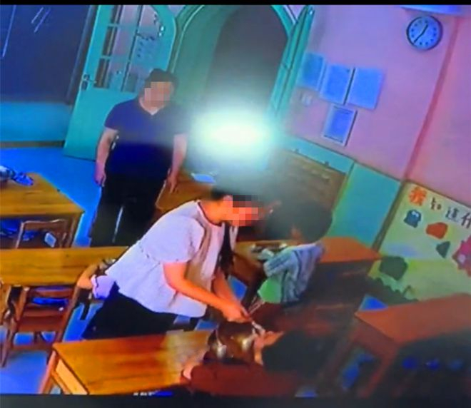 闭路电视画面可见，一名幼儿园老师逼男童吃回他呕出来的呕吐物。