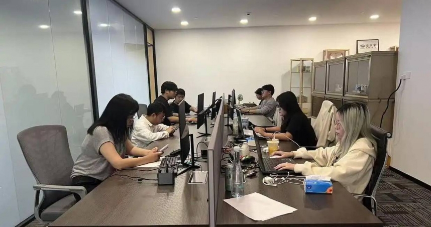 來這「扮工」公司的人，有體會職場生活的、有扮工的、也有真工作的。 潮新聞