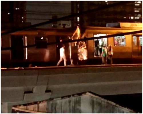 兩輕軌列車相撞。網圖