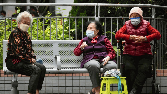 委員會建議，75歲或以上及居住在院舍的高危長者，應在與醫生商討後考慮接種。資料圖片