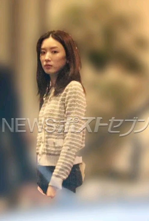 永野芽郁日前被《女性SEVEN》拍到面容憔悴的照片。 永野芽郁日前被《女性SEVEN》拍到面容憔悴的照片。