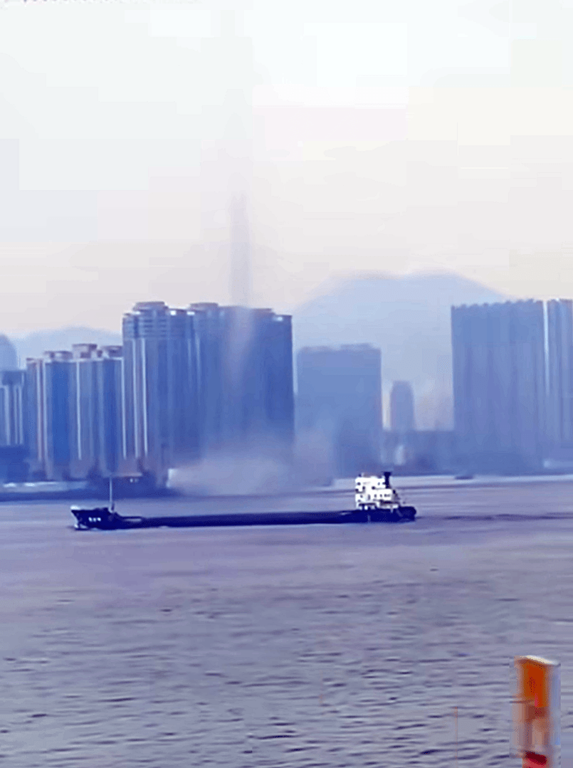 维港海面惊现水龙卷。 网图