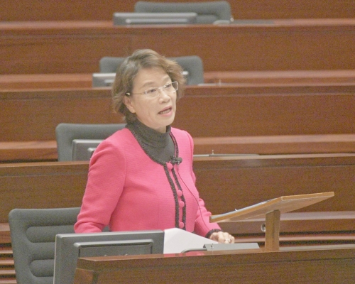 梁美芬指，自己雖支持草案，但認為法官的退休年齡不應自動延長。