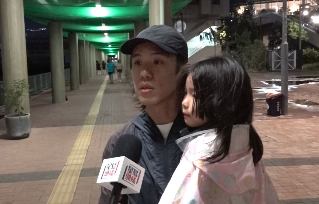 周先生趁風力不太強勁時帶女兒來散步。