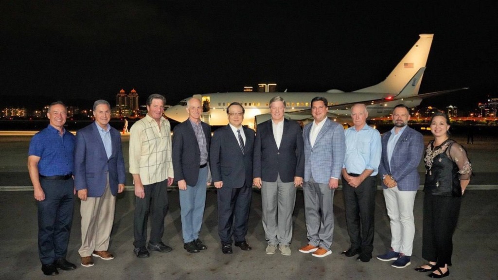 美國聯邦眾議院軍事委員會主席羅傑斯（Mike Rogers, 左六）27日晚間率團抵台訪問。 （中央社‧台灣的外交部提供）
