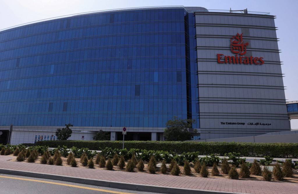 杜拜亦受牽連，國際機場暫停航班升降。路透社