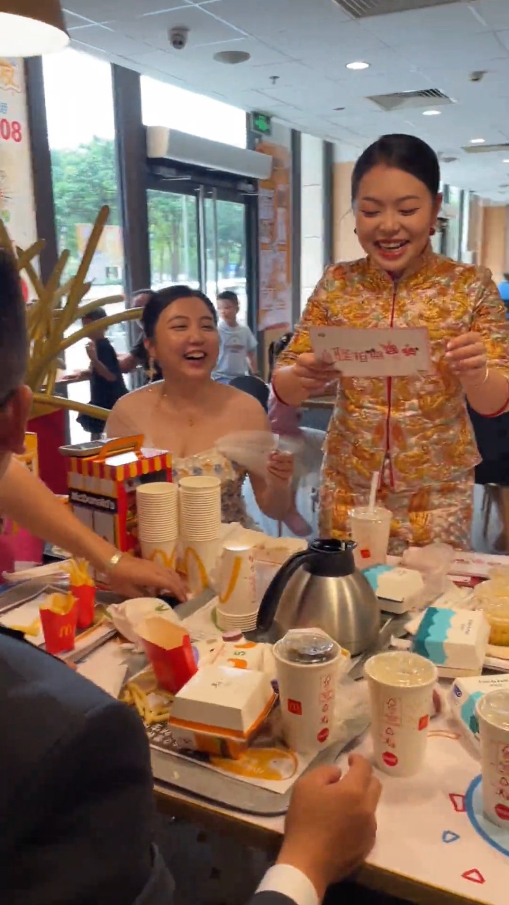 新娘非常投入。（微博）