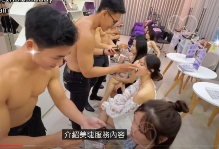 逾10名裸男在店內服務顧客。(YouTube@越南強尼VietnamJohnny影片截圖)