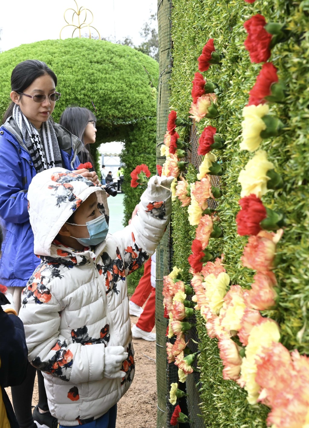 逾千名學生參與製作大型花壇。政府新聞處