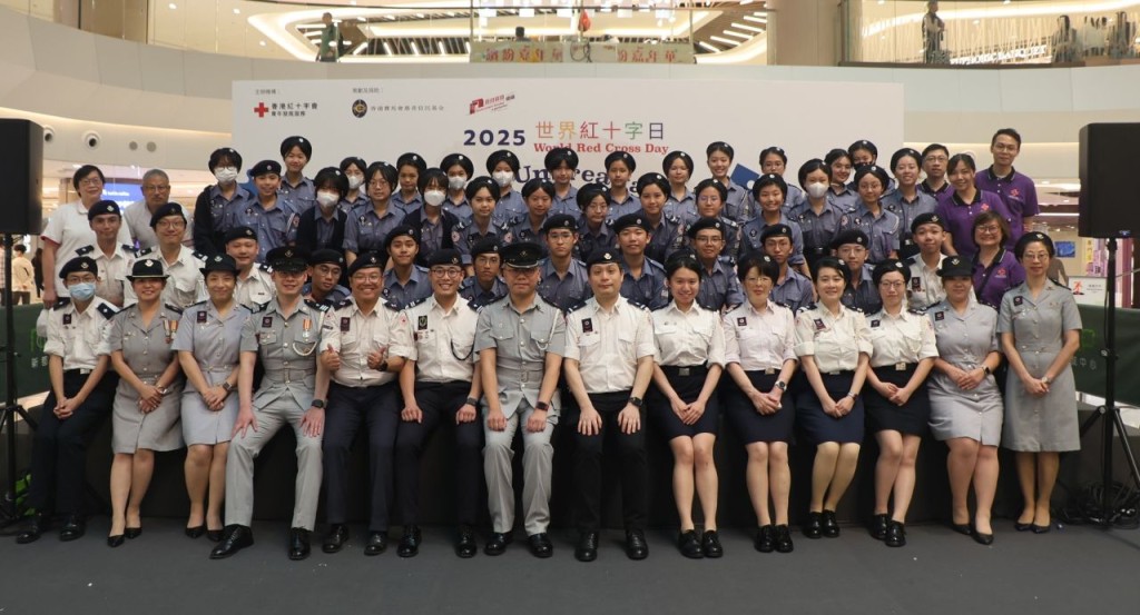 Hovan(前排左一)是港島總部少年團助理，負責統籌少年團活動，包括總部急救比賽及急救訓練。(香港紅十字會提供)