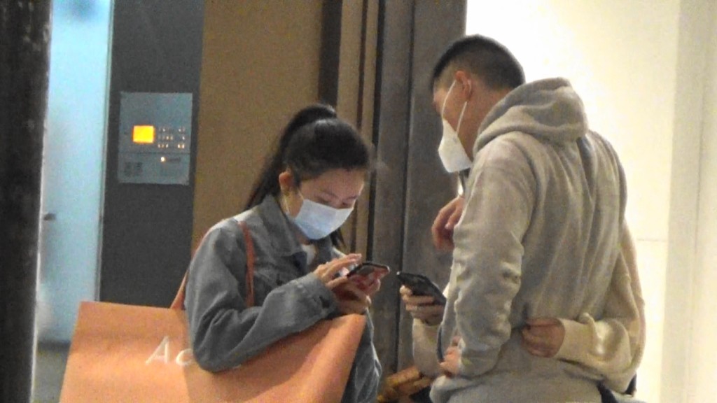 朋友與男友仔在街頭攬攬，沈日旋即變電燈膽。