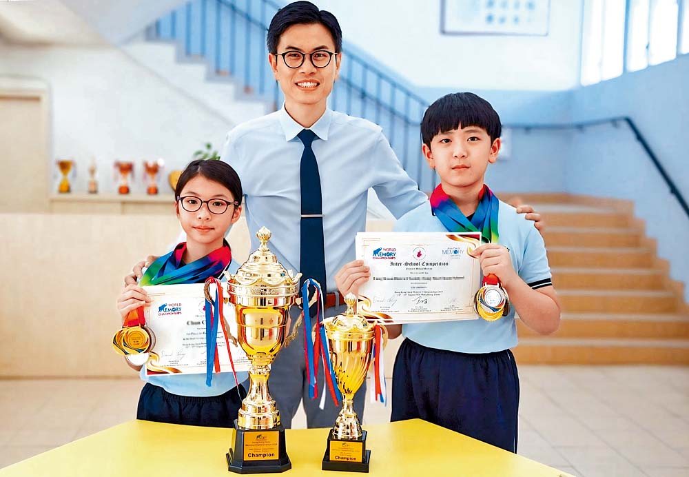 秦同學(左)於「2024年世界記憶錦標賽 香港巡迴賽」奪得多個項目的冠軍。 秦同學(左)於「2024年世界記憶錦標賽 香港巡迴賽」奪得多個項目的冠軍。