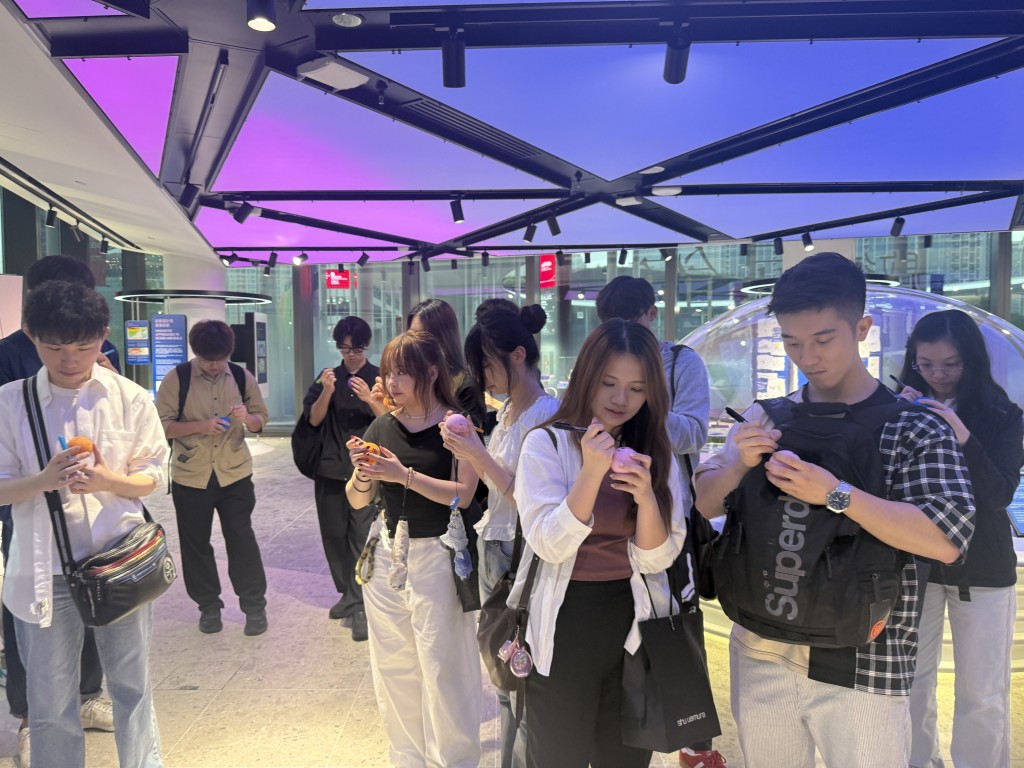滿載許願球的打氣裝置現於啟德展館展出,讓更多市民感受全城上下一心支持港隊的熱情與力量。 滿載許願球的打氣裝置現於啟德展館展出,讓更多市民感受全城上下一心支持港隊的熱情與力量。