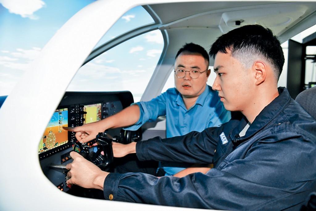 山東航空學院學生進行飛行訓練。