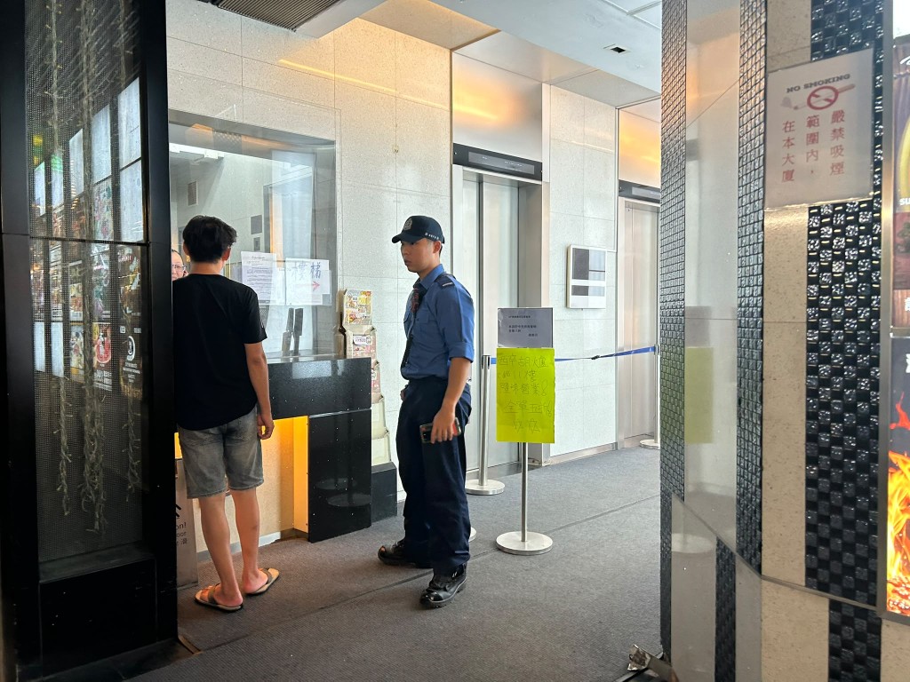 8月6日晚上時分，有消防員在大廈例行檢查。曾志恆攝