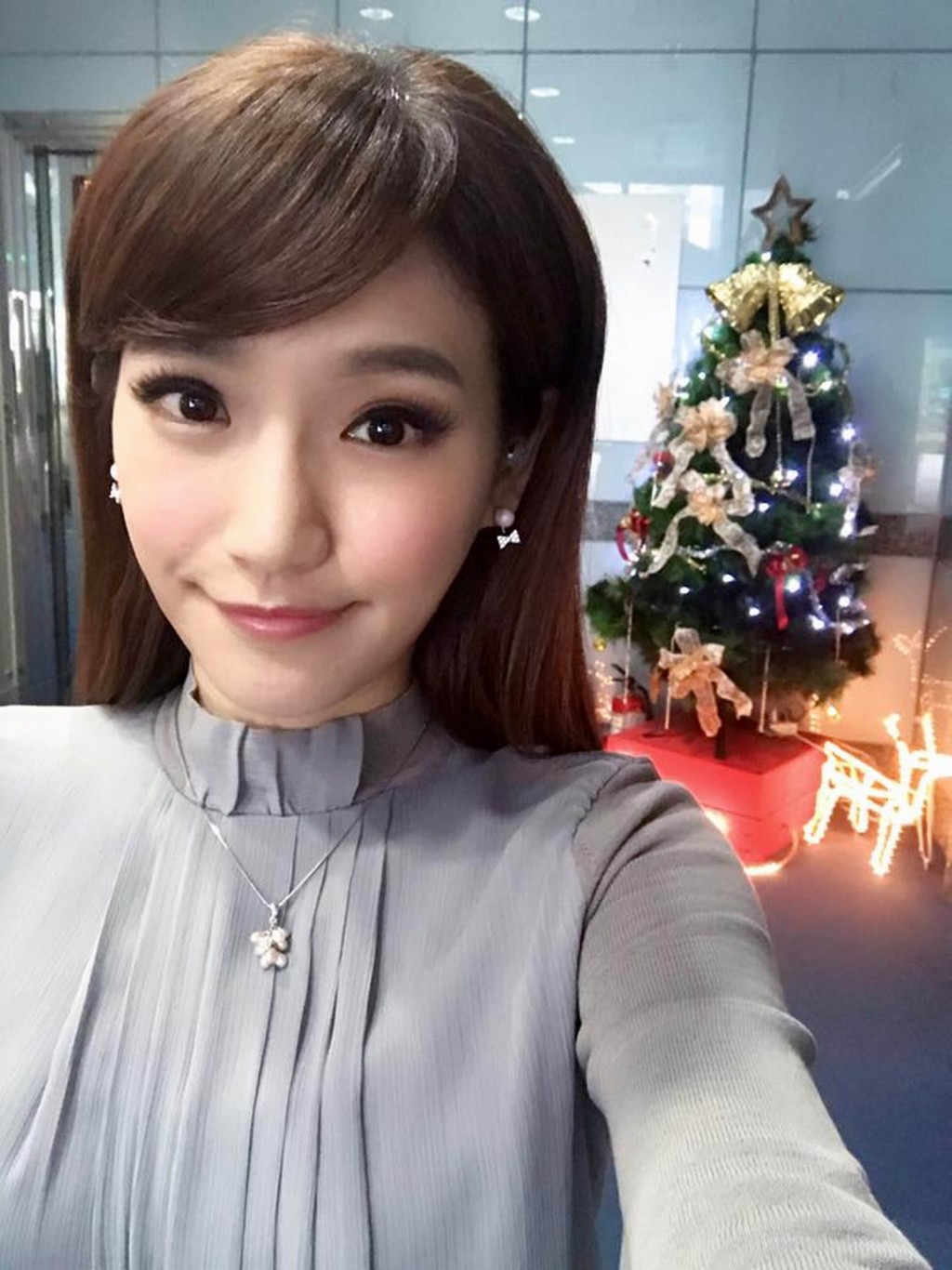 張承中曾被拍到與女主播洪藜恩街頭激吻。