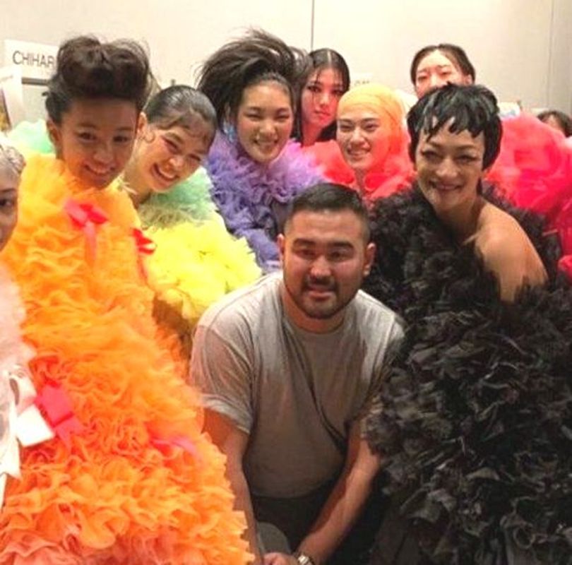木村光希行騷後與Tomo Koizumi及一眾模特兒合照。ig
