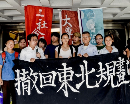 何潔泓(後排左二)、劉國樑(後排左三)、林朗彥(後排左四)，嚴敏華(後排左五)。