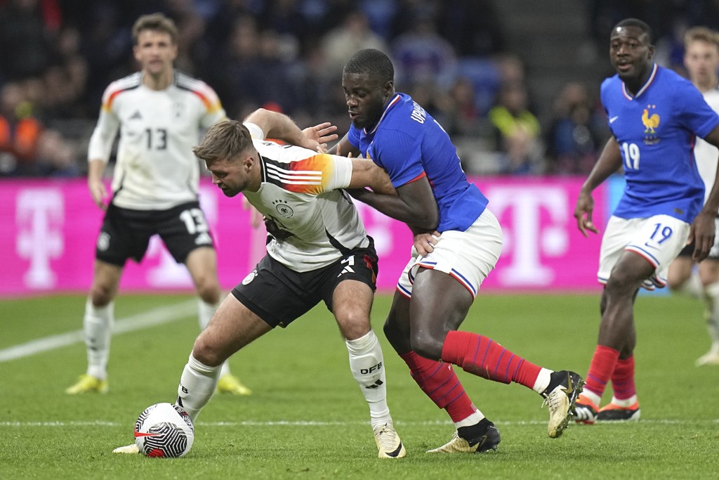 德国(白衫)2:0击败法国。AP