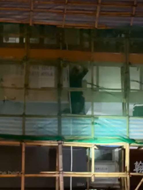 可疑男子在棚架攀爬。fb旺角太子深水埗Roy Keung影片截图