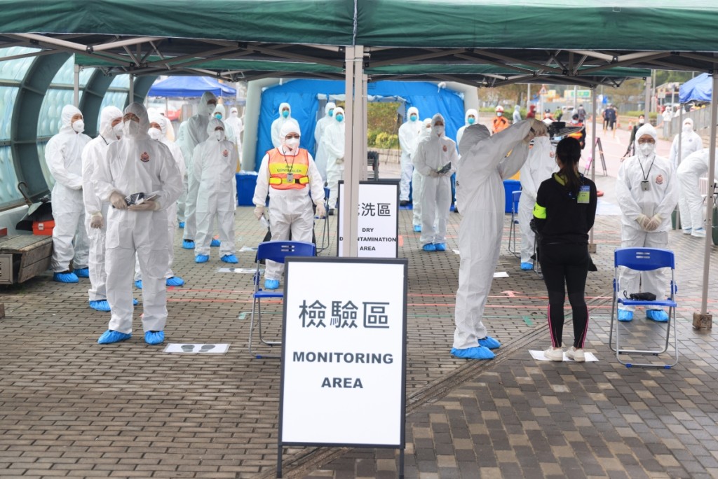 马料水码头设立站点为撤离人士清洗消毒并做辐射检测。香港中通社图片