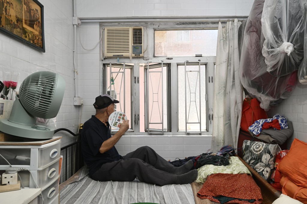 翁先生住所雖然有窗,但一開窗就有老鼠入屋,幾乎不能開窗通風。 翁先生住所雖然有窗,但一開窗就有老鼠入屋,幾乎不能開窗通風。
