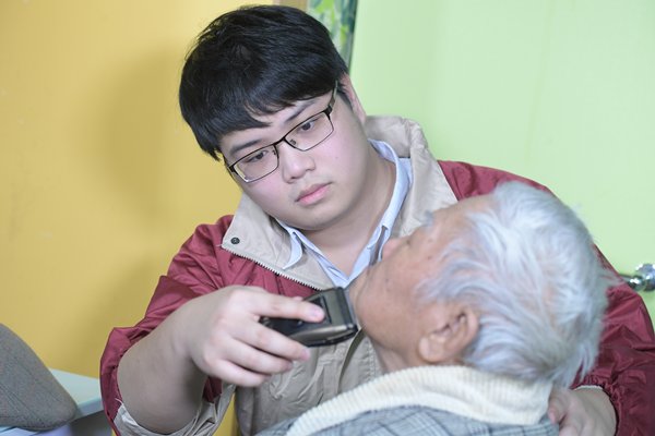 劉秉燊在安老院當實習護理員,替長者洗澡、更換尿片、餵食等,邊學邊做。