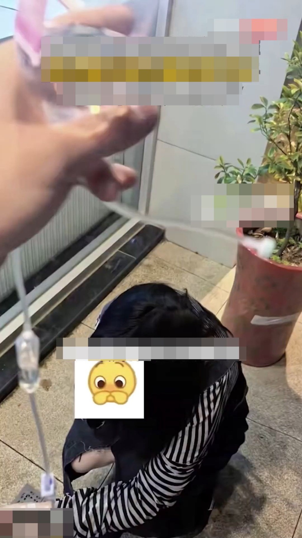 事主被感染貓癬，全身出現紅疹。微博@小莉幫忙