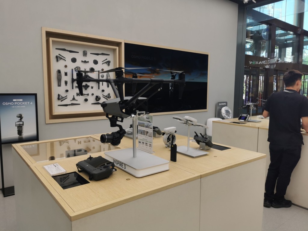 北京大疆國貿旗艦店展台上除了多款無人機樣品,還擺放著運動相機、雲台相機、穿戴相機等設備。楊浚源攝 北京大疆國貿旗艦店展台上除了多款無人機樣品,還擺放著運動相機、雲台相機、穿戴相機等設備。楊浚源攝