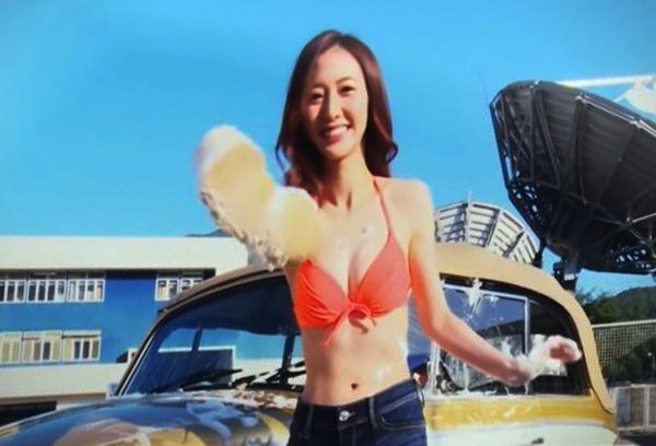 之前何依婷喺《機場特警》中，穿bra top洗車一幕引嚟好大迴響。
