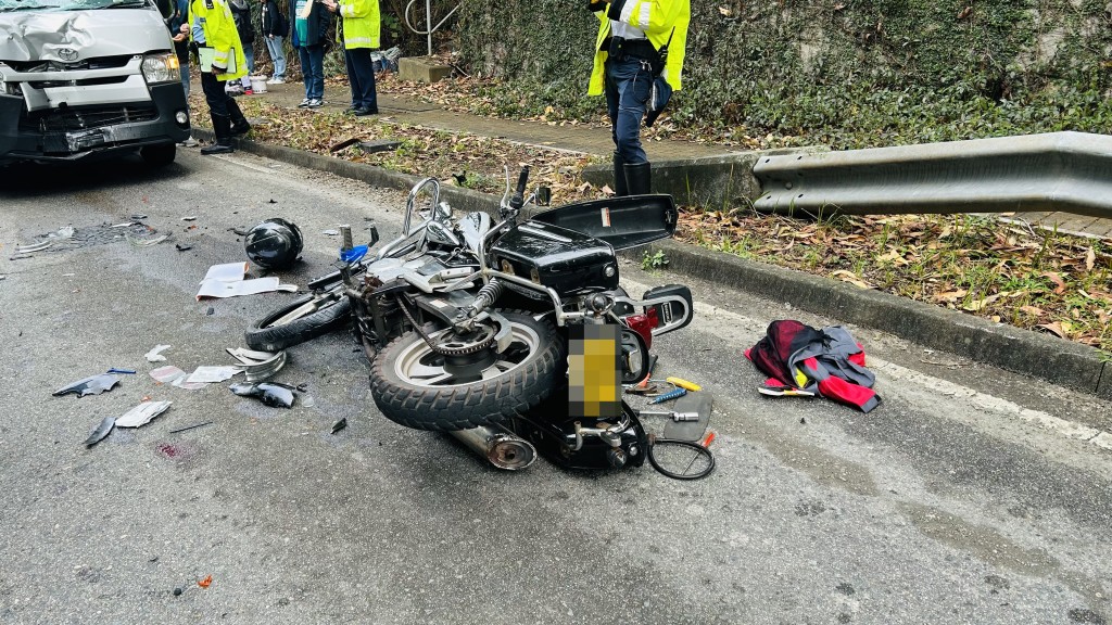 電單車損毀，現場遺下頭盔。蔡楚輝攝