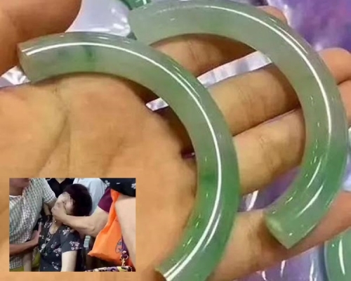 試戴30萬港元玉鐲「跣手」跌爛，江西女當場嚇暈。網上圖片