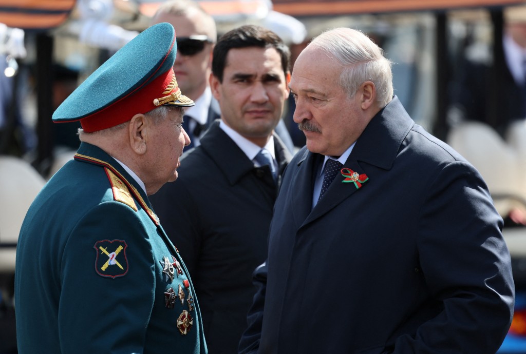 盧卡申科在勝利日參加莫斯科市中心的紅場閱兵式時與一名老兵交談。路透