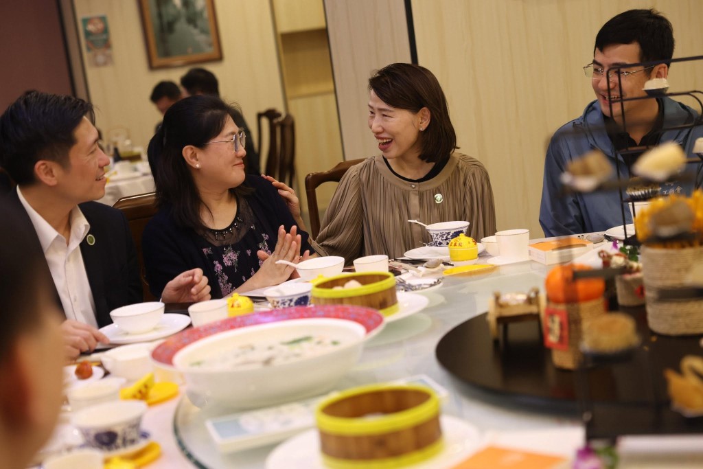 李家超稱,目前,政府正推行「福建計劃」,為選擇移居福建養老的合資格香港長者提供生活支援。李家超FB圖片 李家超稱,目前,政府正推行「福建計劃」,為選擇移居福建養老的合資格香港長者提供生活支援。李家超FB圖片