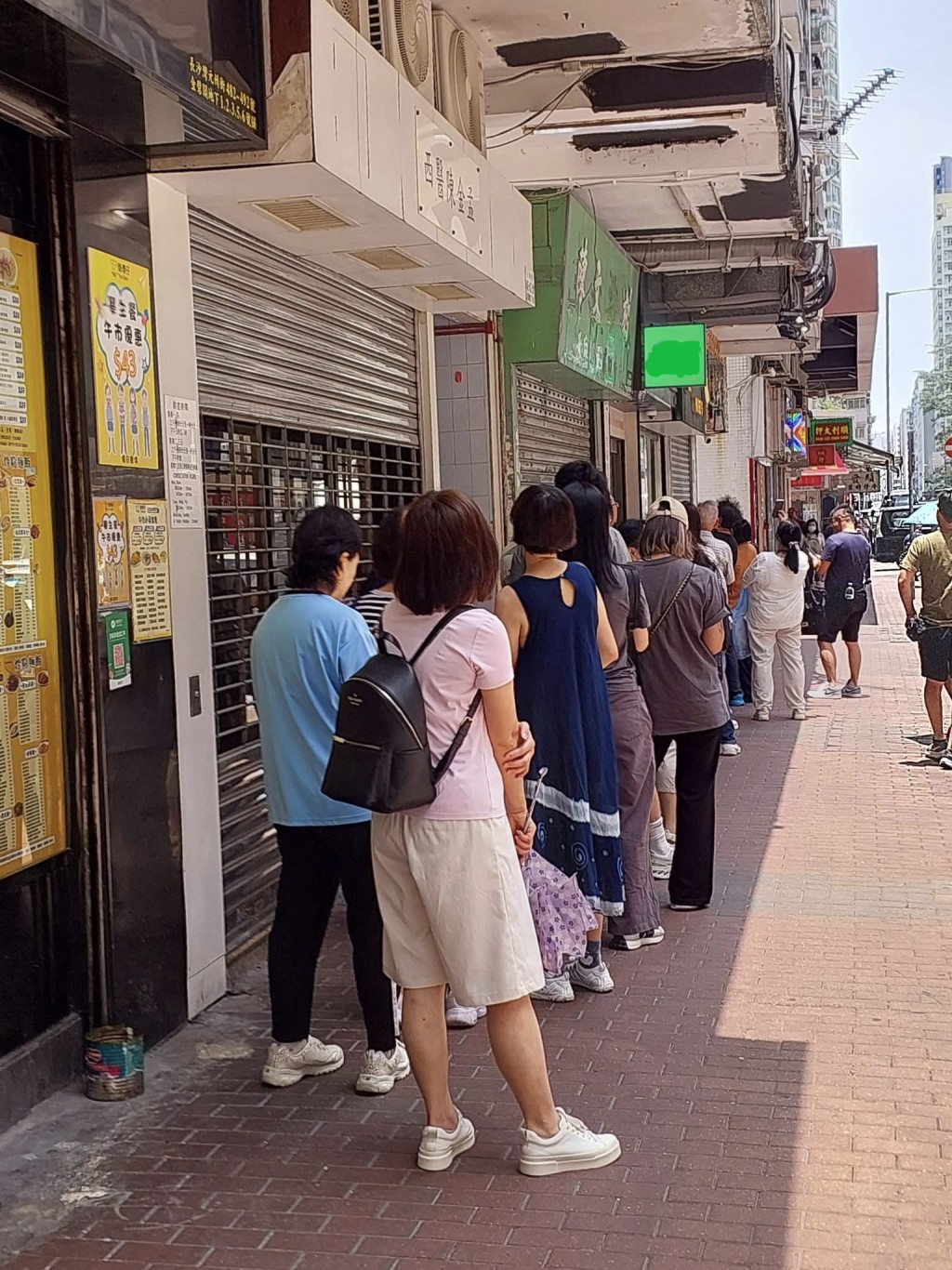 近日有网民在社交平台发文，指位于长沙湾的一间人龙食店现「神秘食材」，并目击早上7时有工人运送食材到店，更形容「几大桶」。