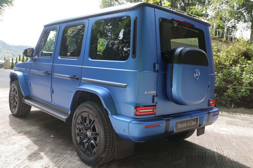 平治Mercedes-Benz G580e电动版车身尺码4,624 x 1,931 x 1,986mm，轴距2,890mm，离地距有250mm，涉水深度较汽油版要多出150mm至850mm