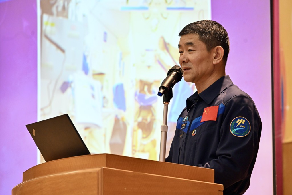 神舟十二号乘组航天员刘伯明出席在马头涌官立小学（红磡湾）举行的「中国载人航天工程代表团与中、小学生真情对话」活动。